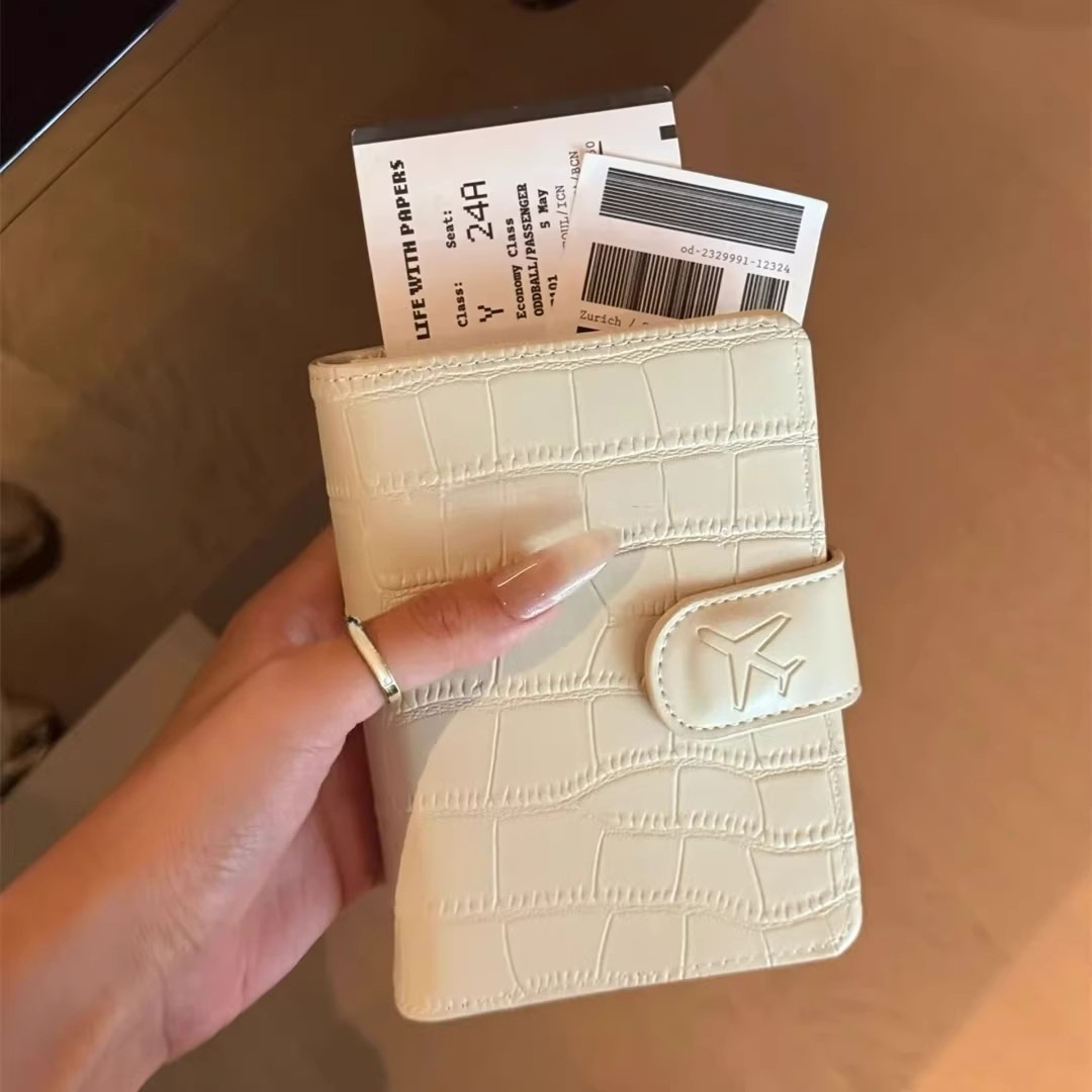 غطاء جواز سفر من الجلد الصناعي - مراجعة Travel Accessories For Plane وسعره