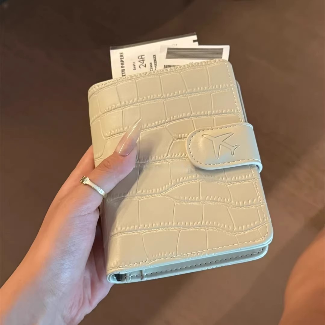 غطاء جواز سفر من الجلد الصناعي - مراجعة Travel Accessories For Plane وسعره